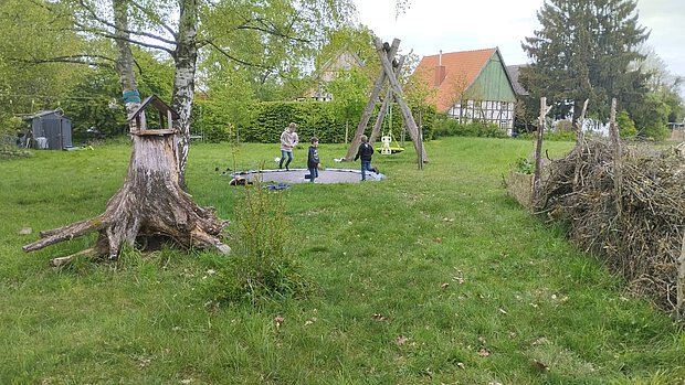 Spielen auf dem Freigelände der Teutoburger Jugendhilfe